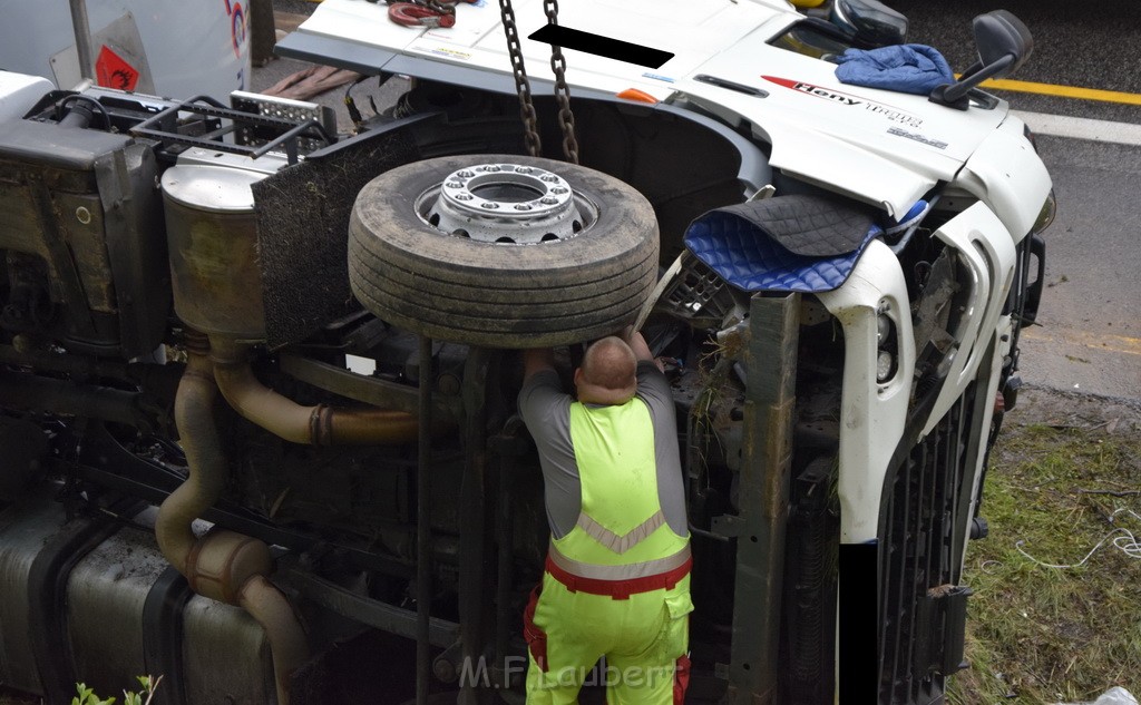 VU Gefahrgut LKW umgestuerzt A 4 Rich Koeln Hoehe AS Gummersbach P331.JPG - Miklos Laubert